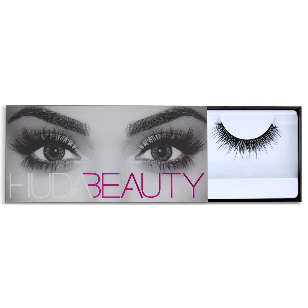 Huda Beauty Classic Lash Claudia 06